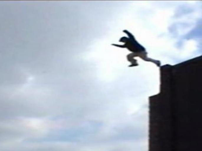 Computer Engineer Suicide by jumping from 12th floor | पिंपरीत बाराव्या मजल्यावरुन उडी मारुन संगणक अभियंत्याची आत्महत्या 