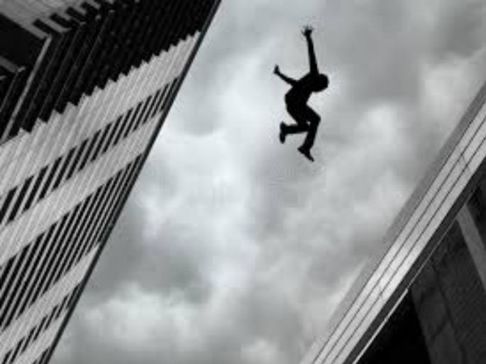 patient's Suicide by jumping on hospital building in a pimpri | पिंपरीत रुग्णाची इमारतीवरून उडी मारून आत्महत्या patient's Suicide by jumping on hospital building in a pimpri | पिंपरीत रुग्णाची इमारतीवरून उडी मारून आत्महत्या
