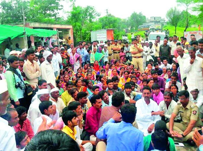 After the youth's suicide, the movement of the villagers | तरुणाच्या आत्महत्येनंतर गावकर्यांचे आंदोलन After the youth's suicide, the movement of the villagers | तरुणाच्या आत्महत्येनंतर गावकर्यांचे आंदोलन