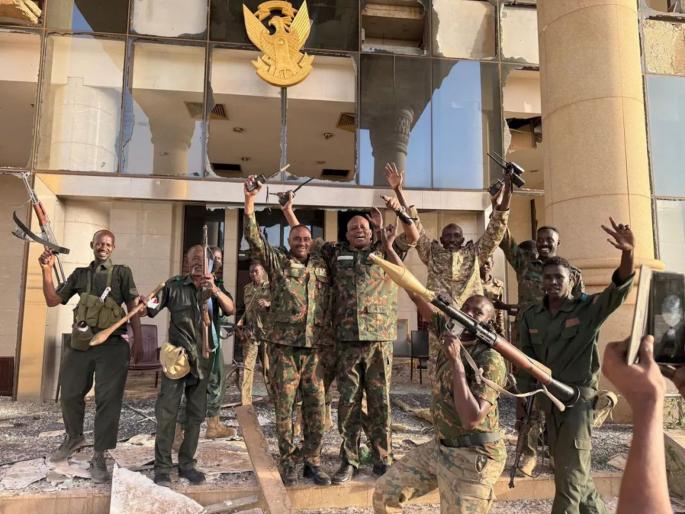 Civil war Thousands dead Will this Muslim country be divided into two parts sudan military announces retakes presidential palace | गृहयुद्ध... हजारोंचा मृत्यू... दोन भागांत विभागला जाणार हा मुस्लीम देश? राष्ट्रपती भवनावर सैनिकांचा कब्जा Civil war Thousands dead Will this Muslim country be divided into two parts sudan military announces retakes presidential palace | गृहयुद्ध... हजारोंचा मृत्यू... दोन भागांत विभागला जाणार हा मुस्लीम देश? राष्ट्रपती भवनावर सैनिकांचा कब्जा