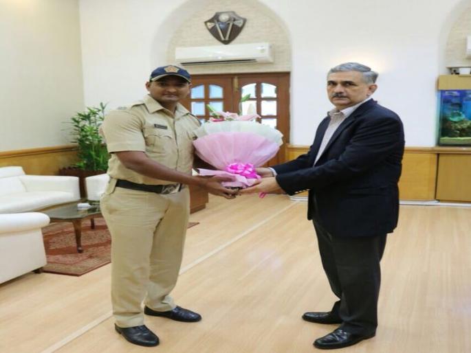 Sudarshan Shindane, who saved the wounded by the Mumbai Police | कमला मिल्स आगीतून जखमींना वाचवणाऱ्या सुदर्शन शिंदेंचा पोलीस दलातर्फे गौरव Sudarshan Shindane, who saved the wounded by the Mumbai Police | कमला मिल्स आगीतून जखमींना वाचवणाऱ्या सुदर्शन शिंदेंचा पोलीस दलातर्फे गौरव