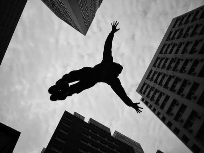 He jumped off a mattress with a four-year-old girl tired of credit card bills | क्रेडिट कार्डांचे बिल थकल्यानं त्यानं चार वर्षांच्या मुलीला घेऊन मारली गच्चीवरून उडी He jumped off a mattress with a four-year-old girl tired of credit card bills | क्रेडिट कार्डांचे बिल थकल्यानं त्यानं चार वर्षांच्या मुलीला घेऊन मारली गच्चीवरून उडी