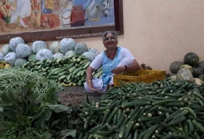 Sudha Murthy herself when she runs a vegetable 'shop' ... | खुद्द सुधा मूर्ती जेव्हा भाजीचे ‘दुकान’ लावतात... Sudha Murthy herself when she runs a vegetable 'shop' ... | खुद्द सुधा मूर्ती जेव्हा भाजीचे ‘दुकान’ लावतात...