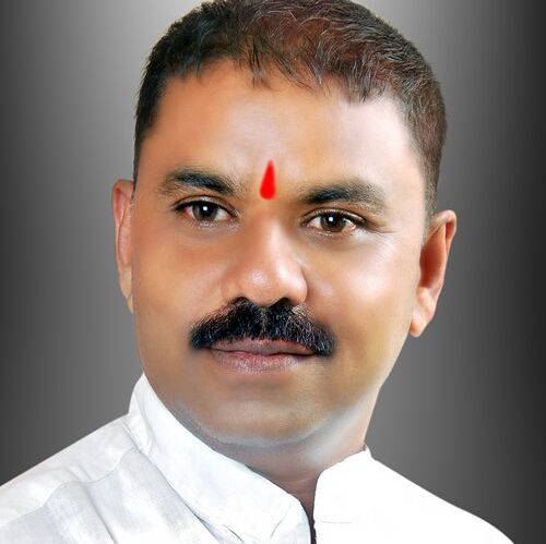 The corporator was arrested for threatening to defame Khadse's family | खडसे परिवाराची बदनामी करण्याची धमकी देऊन खंडणी मागणा-या नगरसेवकाला अटक The corporator was arrested for threatening to defame Khadse's family | खडसे परिवाराची बदनामी करण्याची धमकी देऊन खंडणी मागणा-या नगरसेवकाला अटक