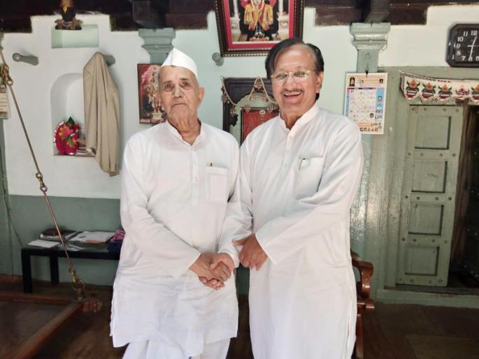 Vijay Singh Mohite-Patil, SudhakarPant attendants Manomalan | विजयसिंह मोहिते-पाटील, सुधाकरपंत परिचारकांमध्ये मनोमीलन Vijay Singh Mohite-Patil, SudhakarPant attendants Manomalan | विजयसिंह मोहिते-पाटील, सुधाकरपंत परिचारकांमध्ये मनोमीलन
