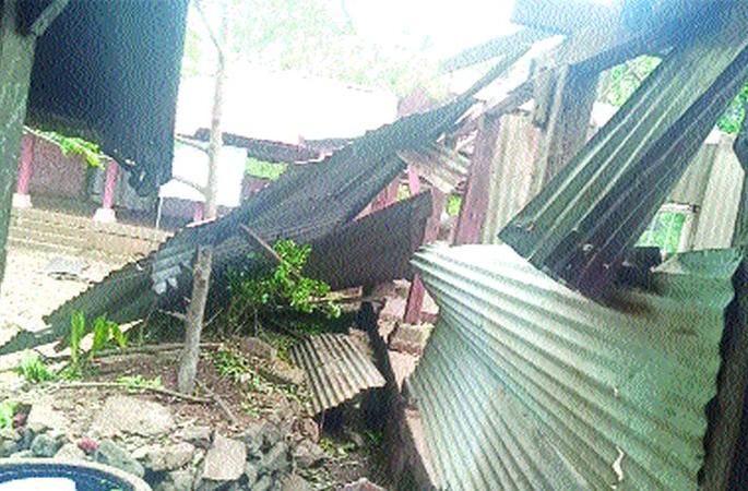 Sudhagad fort was severely damaged by the storm | सुधागड किल्ल्याचे झाले वादळामुळे प्रचंड नुकसान Sudhagad fort was severely damaged by the storm | सुधागड किल्ल्याचे झाले वादळामुळे प्रचंड नुकसान