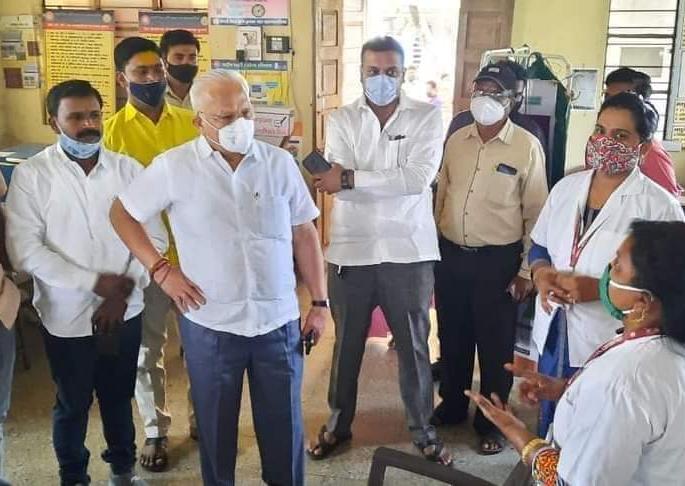 Rain on MLAs and mayors in Abhaynagar health center | अभयनगरीत आरोग्य केंद्रातील समस्यांचा आमदार आणि महापौरांवर पाऊस Rain on MLAs and mayors in Abhaynagar health center | अभयनगरीत आरोग्य केंद्रातील समस्यांचा आमदार आणि महापौरांवर पाऊस