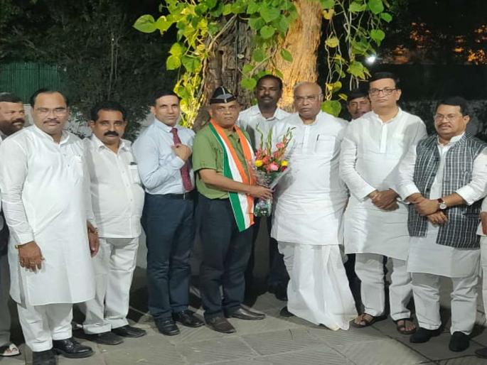 Former MP Sudhir Sawant joins Congress | माजी खासदार सुधीर सावंत यांचा काँग्रेसमध्ये प्रवेश