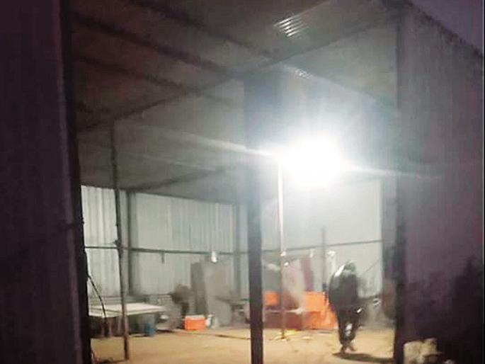 Factory producing aromatic tobacco using hazardous chemicals exposed in Daulatabad | दौलताबादेत घातक रसायनांद्वारे सुगंधी तंबाखूचे उत्पादन करणारा कारखानाच उघडकीस Factory producing aromatic tobacco using hazardous chemicals exposed in Daulatabad | दौलताबादेत घातक रसायनांद्वारे सुगंधी तंबाखूचे उत्पादन करणारा कारखानाच उघडकीस