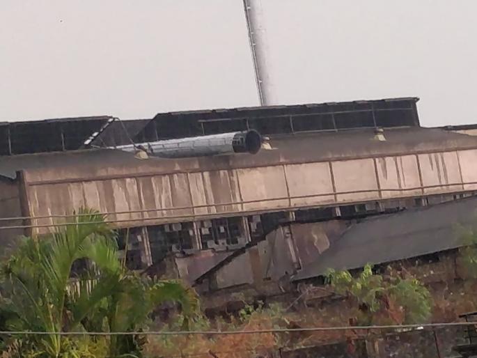 Rajaram chimney landslide with stormy rain | वादळी पावसाने 'राजाराम'ची चिमणी जमीनदोस्त ; झाडे पडली, पॅव्हेलियनचे पत्रे निखळले Rajaram chimney landslide with stormy rain | वादळी पावसाने 'राजाराम'ची चिमणी जमीनदोस्त ; झाडे पडली, पॅव्हेलियनचे पत्रे निखळले