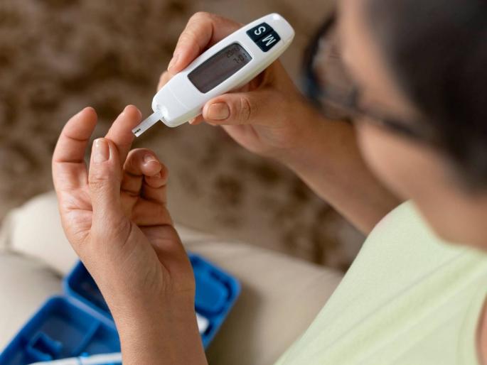 How much sugar do you have? Scientists have developed a glucose sensor that will tell you without drawing blood. | तुम्हाला शुगर किती? रक्त न काढताच कळेल, शास्त्रज्ञांनी विकसित केले ग्लुकोज सेन्सर How much sugar do you have? Scientists have developed a glucose sensor that will tell you without drawing blood. | तुम्हाला शुगर किती? रक्त न काढताच कळेल, शास्त्रज्ञांनी विकसित केले ग्लुकोज सेन्सर