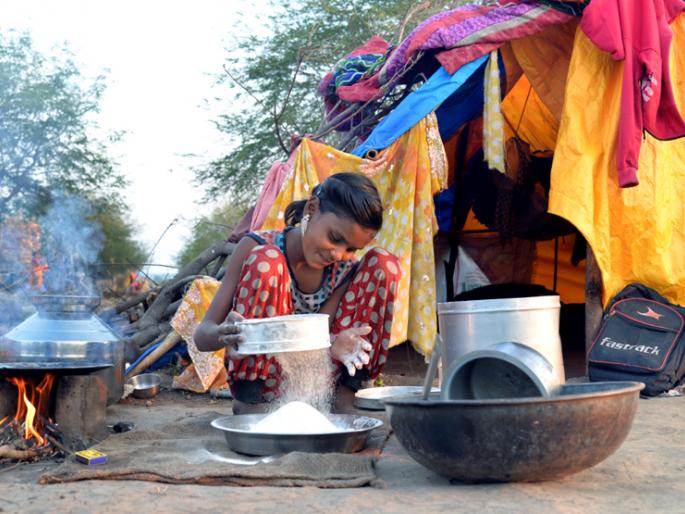 Out of the 60 percent of the under-farm laborers, children are out of school | ऊसतोड मजुरांच्या वस्तीत ६० टक्के मुले शाळाबाह्यच