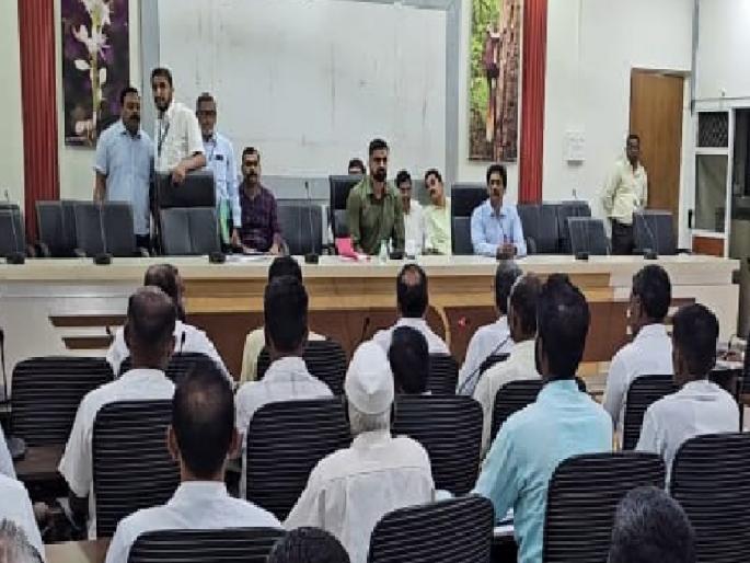 The representatives of the factories in Satara district announced a rate of Rs.3100 for sugarcane | ऊसदराची बैठक निष्फळ; साताऱ्यातील कारखानदार म्हणतात ३१००, संघटना ३५०० वर ठाम The representatives of the factories in Satara district announced a rate of Rs.3100 for sugarcane | ऊसदराची बैठक निष्फळ; साताऱ्यातील कारखानदार म्हणतात ३१००, संघटना ३५०० वर ठाम