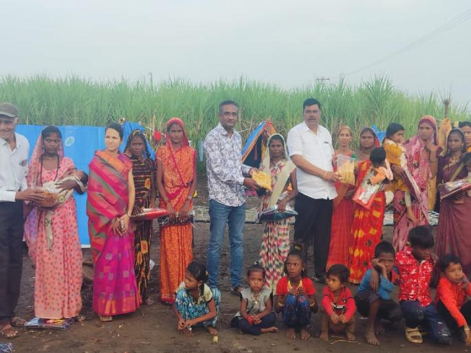 Officials of Sangli Zilla Parishad distributed Diwali materials to sugarcane workers in sugarcane field | शासकीय अधिकाऱ्यांची माणुसकी; वर्गणी काढून ऊसतोड मजुरांना दिली दिवाळी भेट