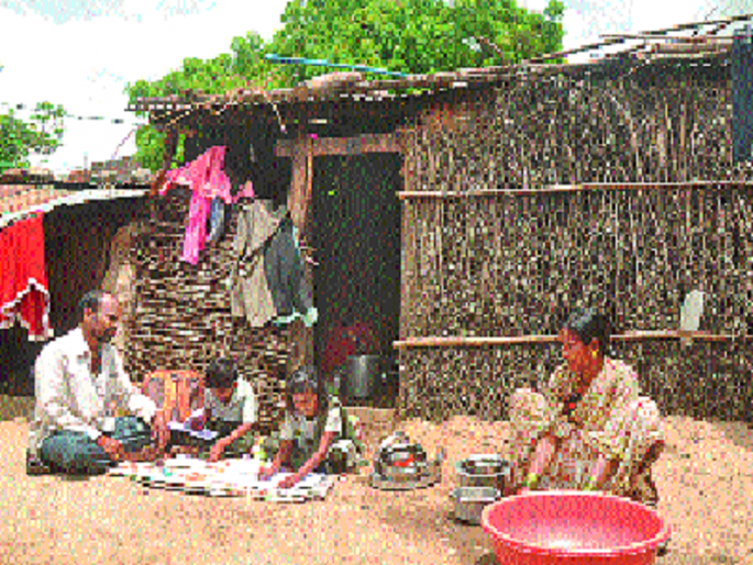 The third generation also work as sugarcane worker | तिसऱ्या पिढीलाही कोयता सुटला नाही The third generation also work as sugarcane worker | तिसऱ्या पिढीलाही कोयता सुटला नाही