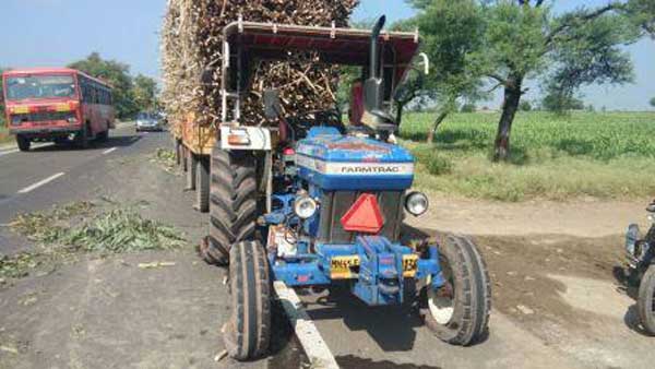 Swabhimani on the streets for the Usdar movement; Sugar manufacturers protest by burning tires | ऊसदर आंदोलनासाठी स्वाभिमानी रस्त्यावर; टायर पेटवून ऊस वाहतूक रोखली Swabhimani on the streets for the Usdar movement; Sugar manufacturers protest by burning tires | ऊसदर आंदोलनासाठी स्वाभिमानी रस्त्यावर; टायर पेटवून ऊस वाहतूक रोखली
