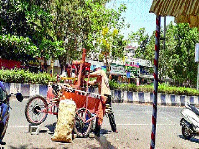 The energy to take competitive examination through sugarcane juice | उसाच्या रसातून स्पर्धा परीक्षा देण्याची ऊर्जा The energy to take competitive examination through sugarcane juice | उसाच्या रसातून स्पर्धा परीक्षा देण्याची ऊर्जा