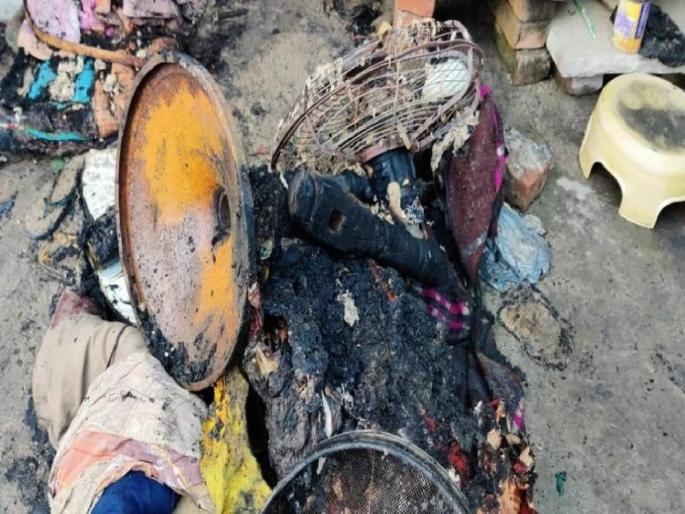 Grand Daughter Including Three Dies Due To Short Circuit Fire In Bhadohi UP On Diwali Night | आजी-आजोबा नातवासह ४ जणांचा दुर्दैवी अंत; कुटुंबासह परिसरातील लोक हादरले Grand Daughter Including Three Dies Due To Short Circuit Fire In Bhadohi UP On Diwali Night | आजी-आजोबा नातवासह ४ जणांचा दुर्दैवी अंत; कुटुंबासह परिसरातील लोक हादरले