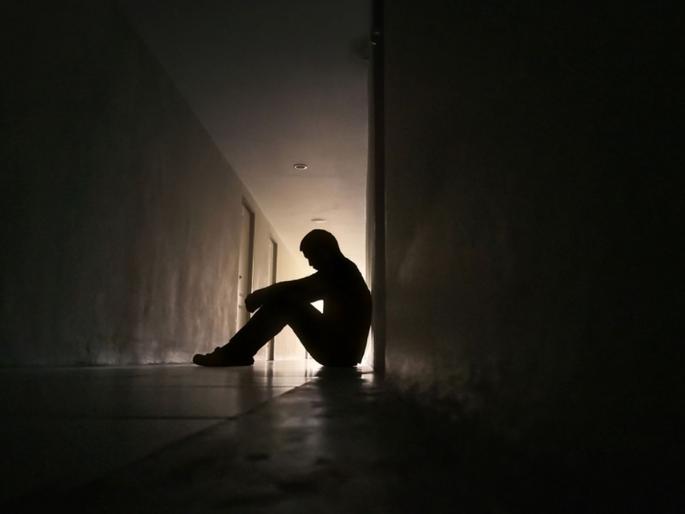 A young man committed suicide by hanging himself from a ceiling fan with a saree | छताच्या पंख्याला साडीच्या साह्याने गळफास घेत तरुणाची आत्महत्या A young man committed suicide by hanging himself from a ceiling fan with a saree | छताच्या पंख्याला साडीच्या साह्याने गळफास घेत तरुणाची आत्महत्या