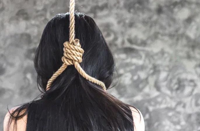 Shocking; Mother commits suicide due to lack of money for treatment on child's kidney | धक्कादायक; मुलाच्या किडनीवर उपचारासाठी पैसे नसल्याने आईची आत्महत्या Shocking; Mother commits suicide due to lack of money for treatment on child's kidney | धक्कादायक; मुलाच्या किडनीवर उपचारासाठी पैसे नसल्याने आईची आत्महत्या