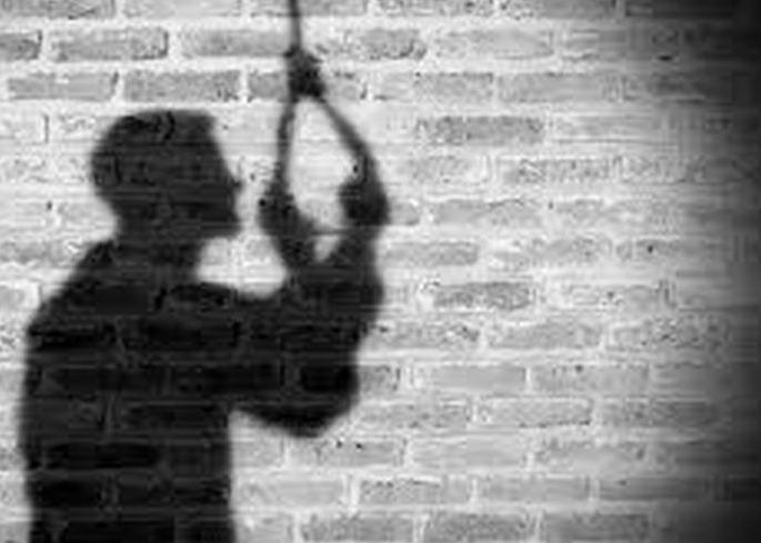 Trader suicide after being harrashed by a Money lender | सावकारांच्या जाचाला कंटाळून आडत व्यापाऱ्याची आत्महत्या Trader suicide after being harrashed by a Money lender | सावकारांच्या जाचाला कंटाळून आडत व्यापाऱ्याची आत्महत्या