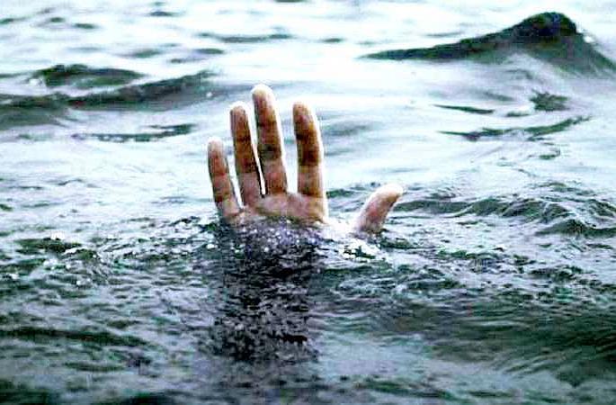 Lawyer commits suicide by jumping into ambazari lake Possibility of taking extreme step due to mental stress | नागपुरातील अंबाझरी तलावात उडी घेऊन वकिलाची आत्महत्या; कारण अस्पष्ट Lawyer commits suicide by jumping into ambazari lake Possibility of taking extreme step due to mental stress | नागपुरातील अंबाझरी तलावात उडी घेऊन वकिलाची आत्महत्या; कारण अस्पष्ट