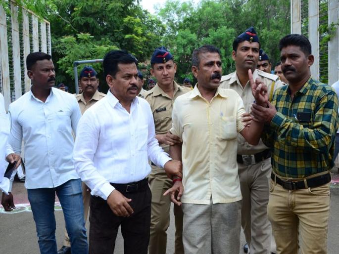 Adult attempt to suicide in Jalgaon | जळगावात प्रौढाचा आत्मदहनाचा प्रयत्न Adult attempt to suicide in Jalgaon | जळगावात प्रौढाचा आत्मदहनाचा प्रयत्न