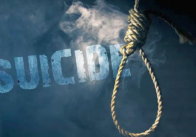 depressed over father's death MBA student allegedly commits suicide by hanging | वडिलांच्या मृत्यूमुळे अस्वस्थ झालेल्या विद्यार्थिनीने लावला गळफास depressed over father's death MBA student allegedly commits suicide by hanging | वडिलांच्या मृत्यूमुळे अस्वस्थ झालेल्या विद्यार्थिनीने लावला गळफास