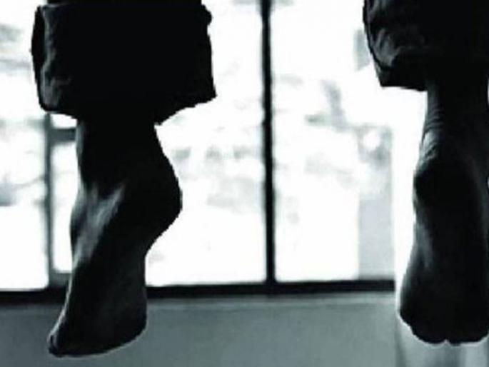 Suicide of accused accused of molestation | विनयभंगाचा गुन्हा दाखल असलेल्या आरोपीची आत्महत्या Suicide of accused accused of molestation | विनयभंगाचा गुन्हा दाखल असलेल्या आरोपीची आत्महत्या