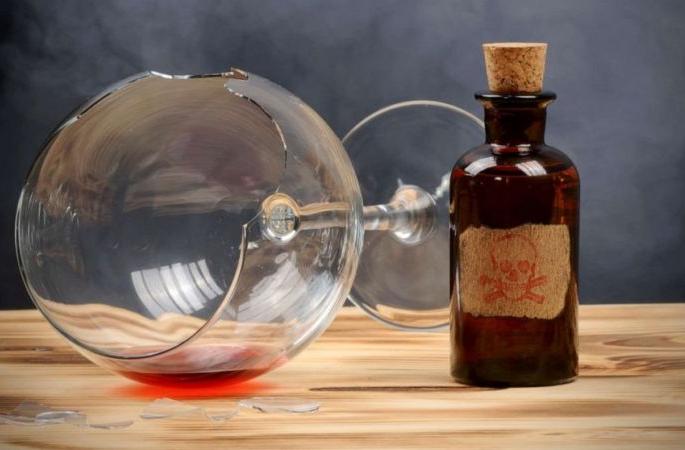 In Nagpur, three people, including a young woman, took poison | नागपुरात तरुणीसह तिघांनी घेतला विषाचा घोट