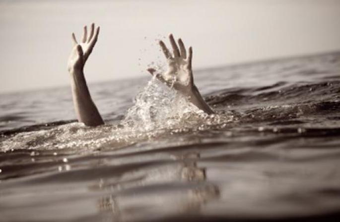 Unidentified girl commits suicide at Masunda Lake in Thane | ठाण्यात मासुंदा तलावामध्ये अनोळखी तरुणीची आत्महत्या Unidentified girl commits suicide at Masunda Lake in Thane | ठाण्यात मासुंदा तलावामध्ये अनोळखी तरुणीची आत्महत्या