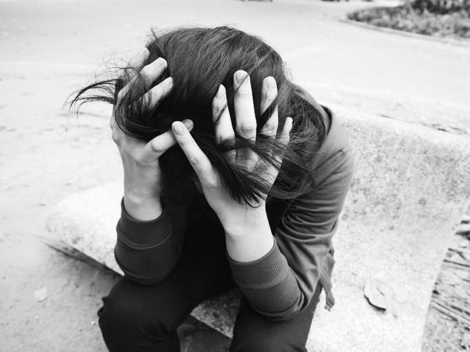 Shocking! young lady attempts suicide in Thane | धक्कादायक ! वैफल्यग्रस्त तरुणीचा ठाण्यात आत्महत्येचा प्रयत्न Shocking! young lady attempts suicide in Thane | धक्कादायक ! वैफल्यग्रस्त तरुणीचा ठाण्यात आत्महत्येचा प्रयत्न