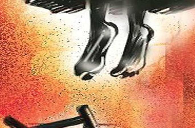 Suicide committed by newlyweds women in Akola | पायगुण चांगला नसल्याचे टोमणे; नवविवाहितेने केली आत्महत्या Suicide committed by newlyweds women in Akola | पायगुण चांगला नसल्याचे टोमणे; नवविवाहितेने केली आत्महत्या