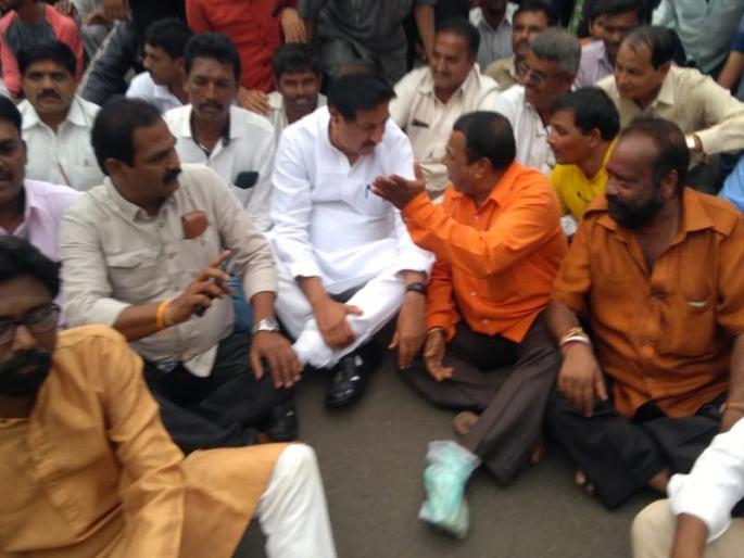 Prosecutor Prithviraj Chavan and his two other victims of the suicide | आरक्षणासाठी आणखी दोघांची आत्महत्या, पृथ्वीराज चव्हाणांचा मांडी घालून रास्ता रोको Prosecutor Prithviraj Chavan and his two other victims of the suicide | आरक्षणासाठी आणखी दोघांची आत्महत्या, पृथ्वीराज चव्हाणांचा मांडी घालून रास्ता रोको