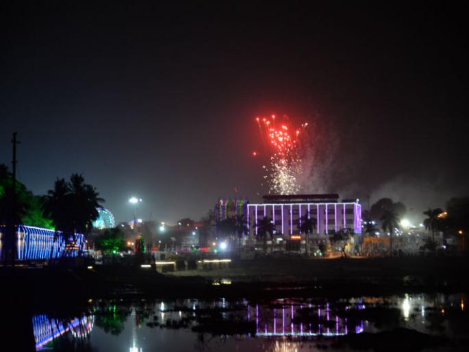 Shambhimar Darukam from Siddheshwar Yatra of Solapur, Saptarangi fireworks in the sky, Message given by Smart City | शोभेच्या दारुकामाने सोलापूरच्या सिध्देश्वर यात्रेची सांगता, आकाशात सप्तरंगी आतषबाजी, स्मार्ट सिटीचा दिला संदेश Shambhimar Darukam from Siddheshwar Yatra of Solapur, Saptarangi fireworks in the sky, Message given by Smart City | शोभेच्या दारुकामाने सोलापूरच्या सिध्देश्वर यात्रेची सांगता, आकाशात सप्तरंगी आतषबाजी, स्मार्ट सिटीचा दिला संदेश
