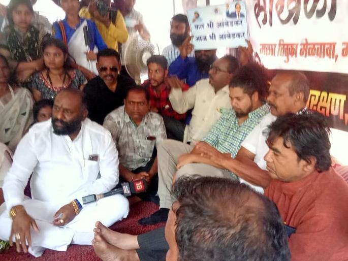 Sujat Ambedkar met the Maratha protesters in nashik | सुजात आंबेडकरांनी घेतली मराठा आंदोलकांची भेट Sujat Ambedkar met the Maratha protesters in nashik | सुजात आंबेडकरांनी घेतली मराठा आंदोलकांची भेट