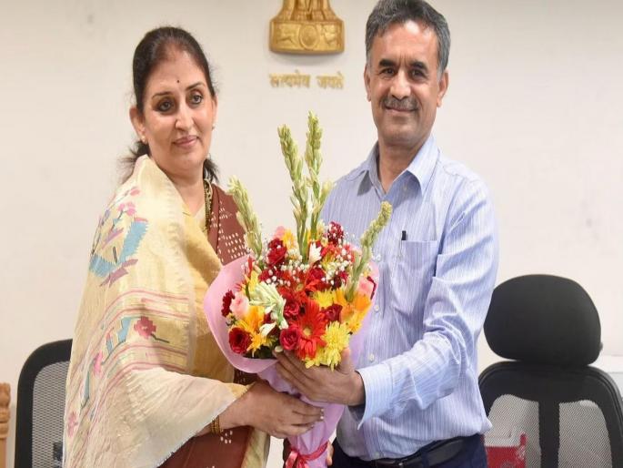 For the first time in the history of the State, a woman officer Chief Secretary; Sujata Saunik assumed charge | राज्याच्या इतिहासात प्रथमच महिला अधिकारी मुख्य सचिव; सुजाता साैनिक यांनी स्वीकारला पदभार For the first time in the history of the State, a woman officer Chief Secretary; Sujata Saunik assumed charge | राज्याच्या इतिहासात प्रथमच महिला अधिकारी मुख्य सचिव; सुजाता साैनिक यांनी स्वीकारला पदभार