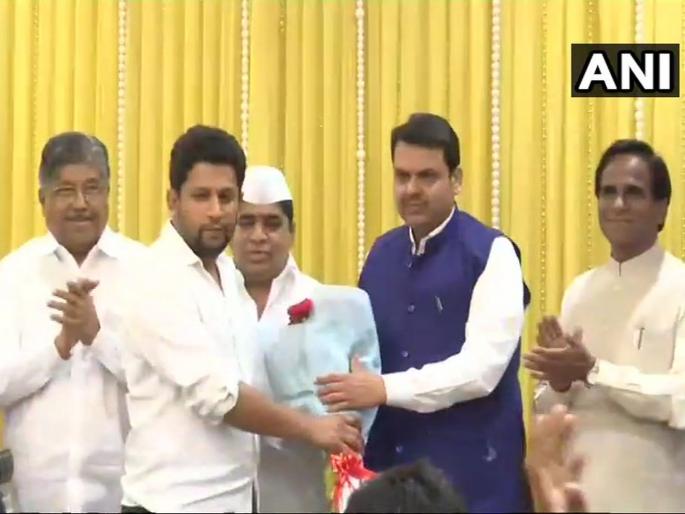 Sujay Vikhe's ticket 'Confirm' from Chief Minister | सुजय विखेंचं खासदारकीचं तिकीट मुख्यमंत्र्यांकडून 'कन्फर्म', नगरच्या विजयाबद्दल 'फर्म' Sujay Vikhe's ticket 'Confirm' from Chief Minister | सुजय विखेंचं खासदारकीचं तिकीट मुख्यमंत्र्यांकडून 'कन्फर्म', नगरच्या विजयाबद्दल 'फर्म'