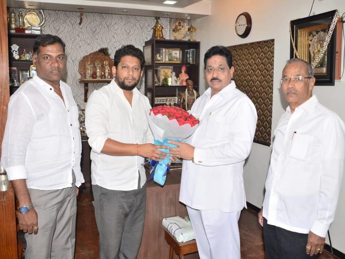 lok sabha election 2019 bjp candidate sujay vikhe patil meets bjp mp dilip gandhi | दिलीप गांधींची नाराजी दूर करण्यात सुजय विखेंना यश? बंद खोलीत अर्धा तास चर्चा