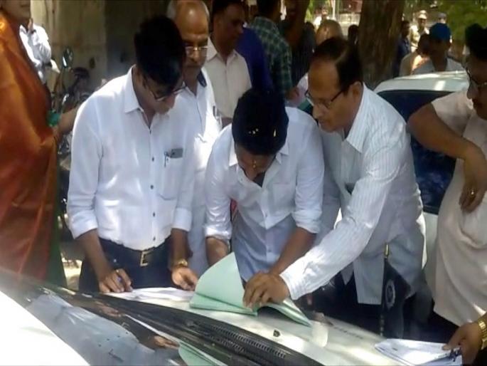 ... and Dr. Sujay vikhe forgot to sign on form | VIDEO :...अन् डॉ. सुजय विखे सह्याच करायला विसरले, कार्यकर्त्यांची एकच धावपळ ... and Dr. Sujay vikhe forgot to sign on form | VIDEO :...अन् डॉ. सुजय विखे सह्याच करायला विसरले, कार्यकर्त्यांची एकच धावपळ