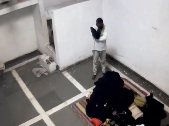 Sukesh Chandrasekhar cell raid slippers worth 1.5 lakh and jeans worth 80 thousand seized | Sukesh Chandrasekhar : दीड लाखांची चप्पल अन् 80 हजाराच्या दोन जीन्स! सुकेशच्या सेलमध्ये छापा, अधिकाऱ्यांसमोर रडला Sukesh Chandrasekhar cell raid slippers worth 1.5 lakh and jeans worth 80 thousand seized | Sukesh Chandrasekhar : दीड लाखांची चप्पल अन् 80 हजाराच्या दोन जीन्स! सुकेशच्या सेलमध्ये छापा, अधिकाऱ्यांसमोर रडला