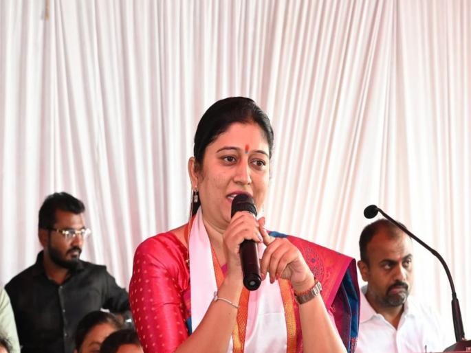Happy that the voters stood behind like a family despite the absence of established politicians - Sulakshan Shilwant | प्रस्थापित राजकारणी नसतानाही मतदार कुटुंबासारखे मागे उभे राहिले याचा आनंद - सुलक्षण शिलवंत Happy that the voters stood behind like a family despite the absence of established politicians - Sulakshan Shilwant | प्रस्थापित राजकारणी नसतानाही मतदार कुटुंबासारखे मागे उभे राहिले याचा आनंद - सुलक्षण शिलवंत