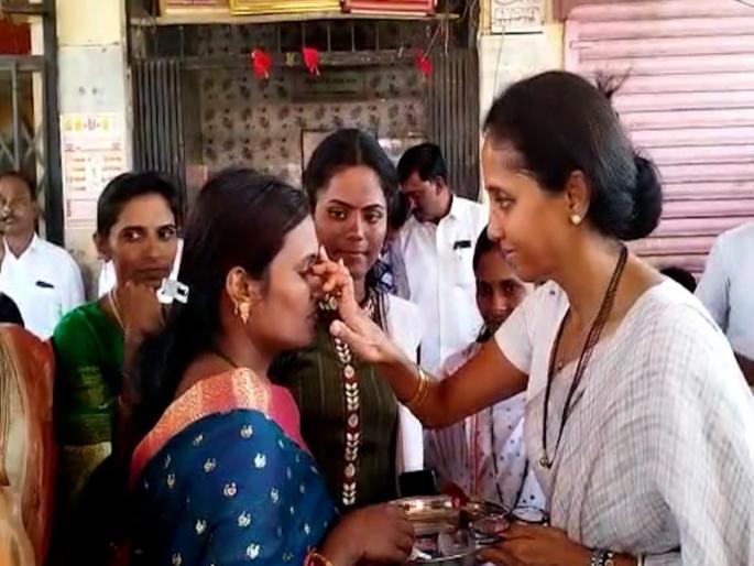 After the death of the husband the woman should be treated with the same dignity by the society as before; Supriya Sule | अन् काही क्षणांसाठी...हरवलेला सन्मान गवसला! एकल महिलांना सुप्रिया सुळेंनी लावले कुंकू