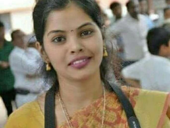 Not Orphan 'Swanath'; Need to Change Vision! | मुलाखत : अनाथ नव्हे ‘स्वनाथ’; दृष्टीकोण बदलणे गरजेचे! - सुलक्षणा अहेर Not Orphan 'Swanath'; Need to Change Vision! | मुलाखत : अनाथ नव्हे ‘स्वनाथ’; दृष्टीकोण बदलणे गरजेचे! - सुलक्षणा अहेर