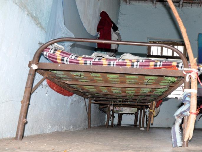 College hostel in poor condition | बाबासाहेबांच्या स्वप्नांचा झाला कोंडवाडा College hostel in poor condition | बाबासाहेबांच्या स्वप्नांचा झाला कोंडवाडा