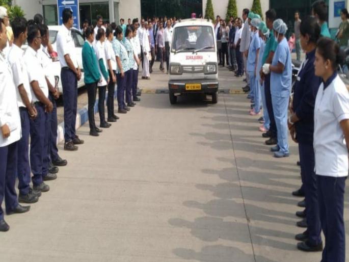Seventeen-year-old boy took decision of organ donation after mother's death | सतरा वर्षीय सुमितची जिगर : आईच्या मृत्यूनंतर अवयवदान, रुग्णालय कर्मचाऱ्यांनी केला सलाम  Seventeen-year-old boy took decision of organ donation after mother's death | सतरा वर्षीय सुमितची जिगर : आईच्या मृत्यूनंतर अवयवदान, रुग्णालय कर्मचाऱ्यांनी केला सलाम