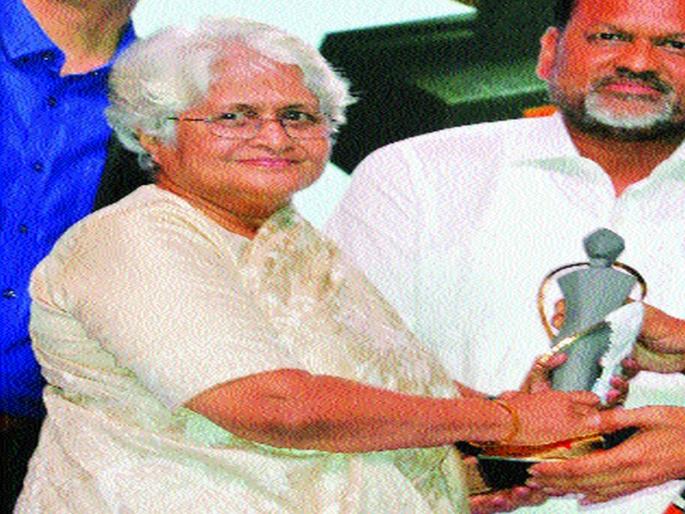 This award symbolizes triumph over depression | हा पुरस्कार नैराश्यावरील विजयाचे प्रतीक This award symbolizes triumph over depression | हा पुरस्कार नैराश्यावरील विजयाचे प्रतीक