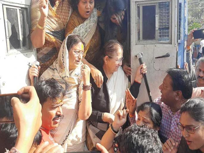 Sumitra Mahajan along with 353 BJP workers were in police custody | भाजपाच्या ३५३ कार्यकर्त्यांसह सुमित्रा महाजन पोलिसांच्या ताब्यात Sumitra Mahajan along with 353 BJP workers were in police custody | भाजपाच्या ३५३ कार्यकर्त्यांसह सुमित्रा महाजन पोलिसांच्या ताब्यात
