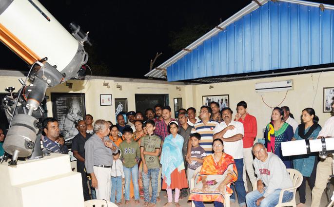 After seven years, the astronomers of Solapur have closely observed the Kartiki's moon pits | सात वर्षांनी सोलापूरच्या खगोलप्रेमींनी जवळून पाहिले ‘कार्तिकी’च्या चंद्रावरचे खड्डे After seven years, the astronomers of Solapur have closely observed the Kartiki's moon pits | सात वर्षांनी सोलापूरच्या खगोलप्रेमींनी जवळून पाहिले ‘कार्तिकी’च्या चंद्रावरचे खड्डे