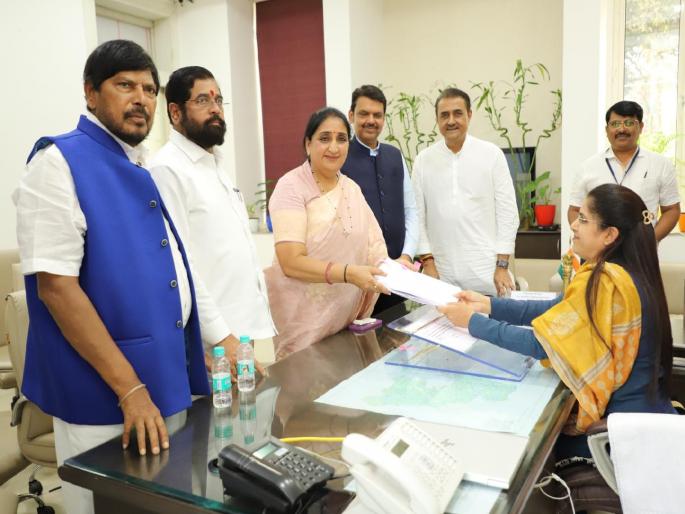 lok sabha elections 2024 Someone's show of strength while filling the application form, someone gave the message of Hum Saath Hai | अर्ज भरताना कुणाचे शक्तिप्रदर्शन तर कुणी दिला ‘हम साथ है’चा संदेश  lok sabha elections 2024 Someone's show of strength while filling the application form, someone gave the message of Hum Saath Hai | अर्ज भरताना कुणाचे शक्तिप्रदर्शन तर कुणी दिला ‘हम साथ है’चा संदेश
